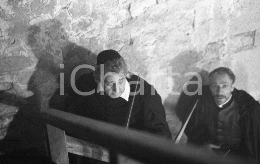 Fotografia d epoca originale 1989 Set I PROMESSI SPOSI  Alberto SORDI Don Abbondio NEGATIVO ORIGINALE 7 1