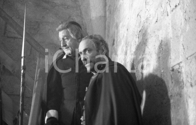 Fotografia d epoca originale 1989 Set I PROMESSI SPOSI  Alberto SORDI  F. Murray Abraham NEGATIVO ORIGINALE 1