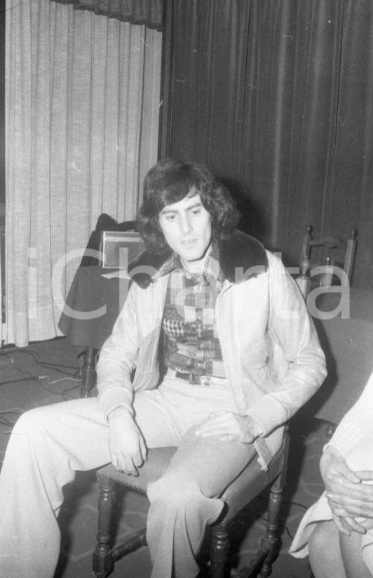 Fotografia d epoca originale 1974  ILLUSIONISMO Uri GELLER incontra i giornalisti NEGATIVO ORIGINALE 1 1