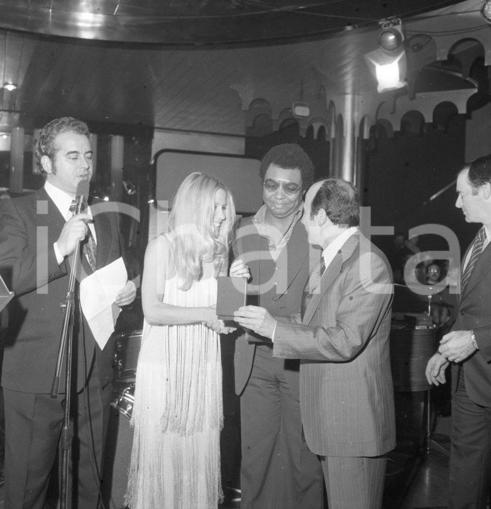 Fotografia d epoca originale 1976 MONTECATINI DiscoVerde 76 WESS e Dori GHEZZI premiati NEGATIVO ORIGINALE 1