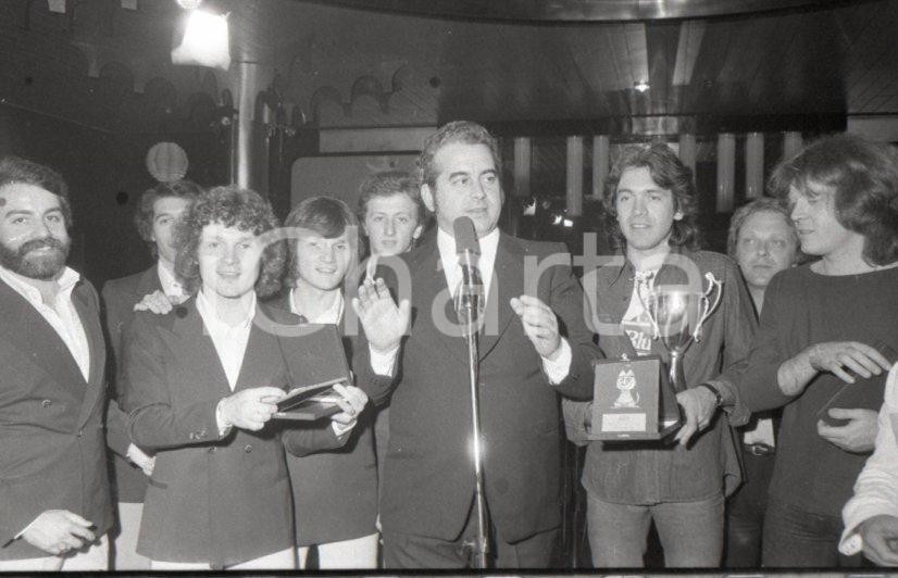 Fotografia d epoca originale 1976 MONTECATINI Vittorio SALVETTI premiazione DiscoVerde 76 NEGATIVO ORIGINALE 1