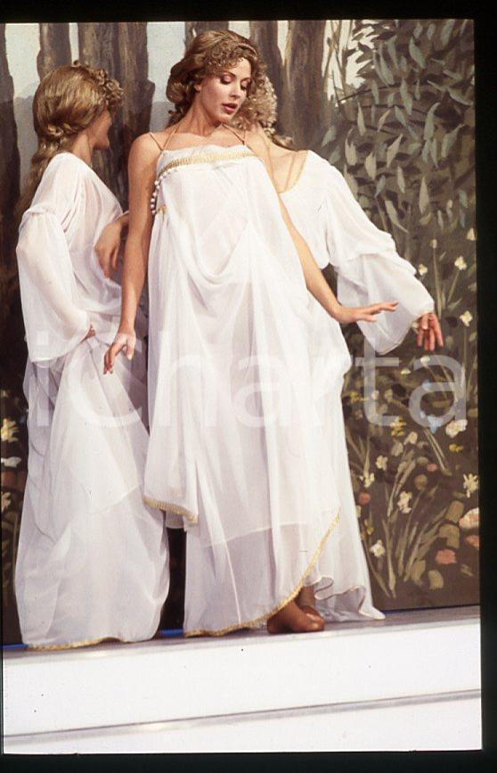 Fotografia d epoca originale 1993 BAGAGLINO Valeria MARINI Primavera del Botticelli 35mm VINTAGE SLIDE 3 1