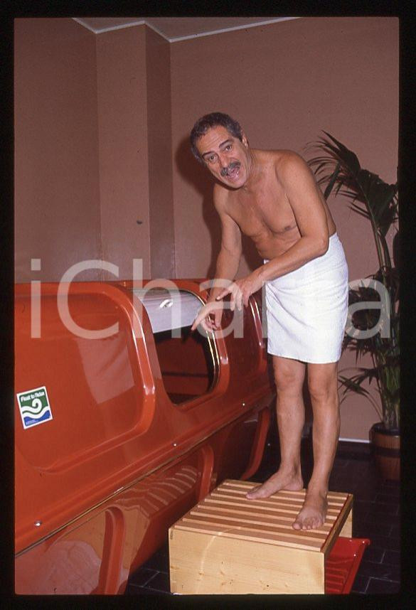 Fotografia d epoca originale 1995 ca COSTUME Nino MANFREDI con vasca termica 35mm VINTAGE SLIDE 2 1