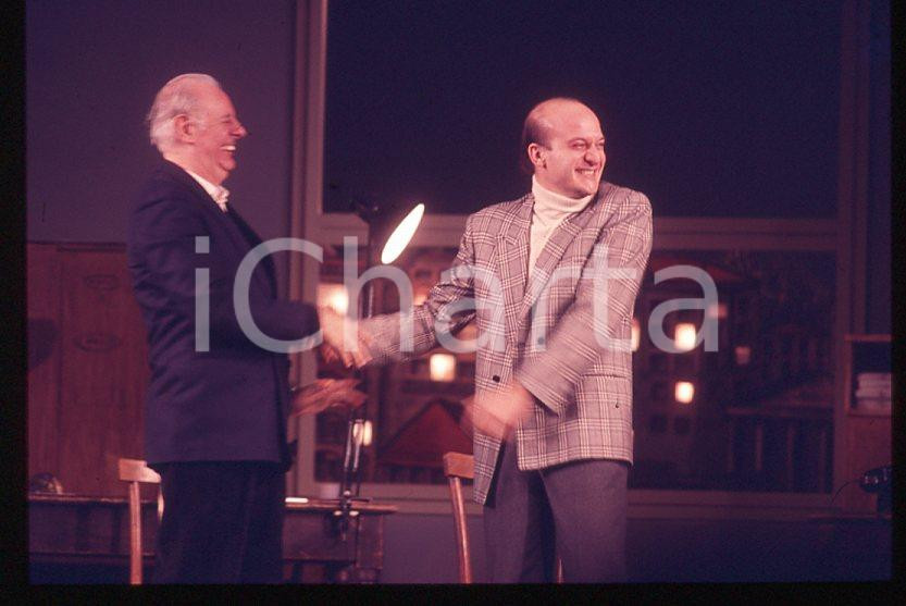 Fotografia d epoca originale 1987 Dario FO Claudio BISIO Morte accidentale di un anarchico 35mm VINTAGE SLIDE 1