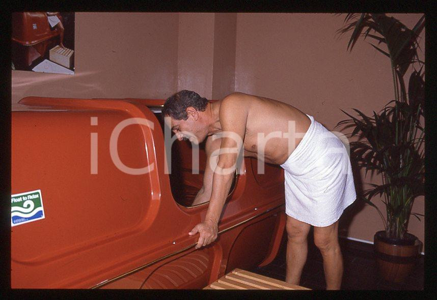 Fotografia d epoca originale 1995 ca COSTUME Nino MANFREDI con vasca termica 35mm VINTAGE SLIDE 1 1