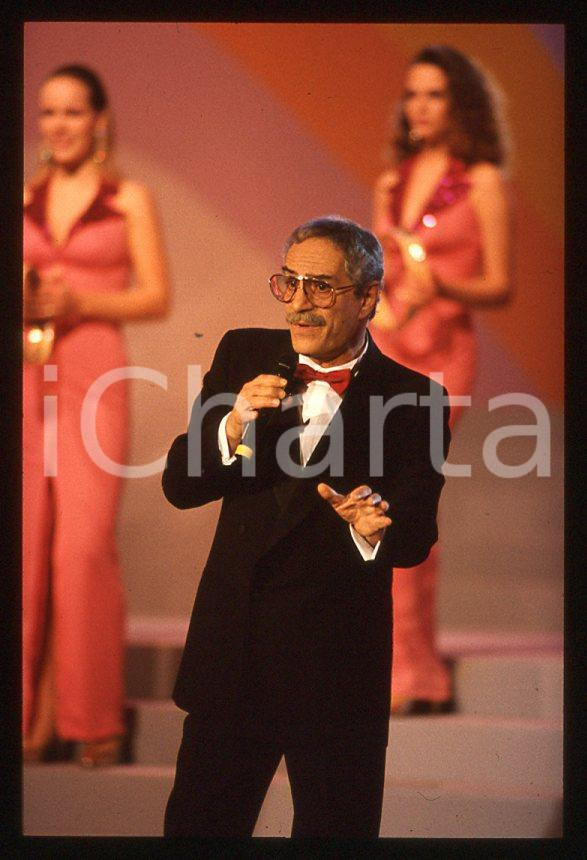 Fotografia d epoca originale 1991 CANTA VIP Nino MANFREDI si esibisce in smoking  35mm VINTAGE SLIDE 1