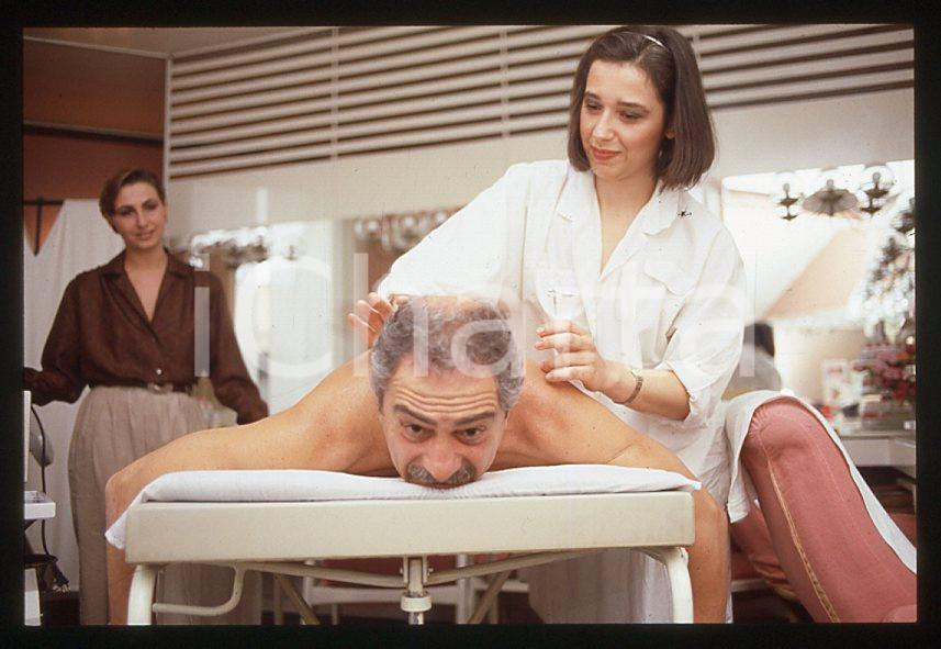 Fotografia d epoca originale 1995 ca COSTUME Nino MANFREDI con massaggiatrice  35mm VINTAGE SLIDE 2 1