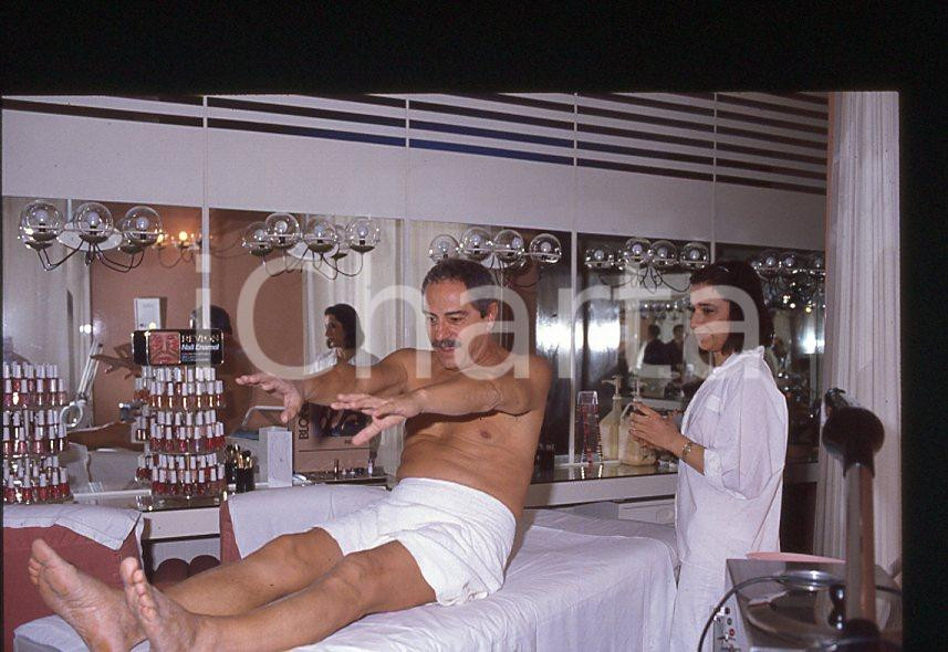 Fotografia d epoca originale 1995 ca COSTUME Nino MANFREDI con massaggiatrice  35mm VINTAGE SLIDE 1
