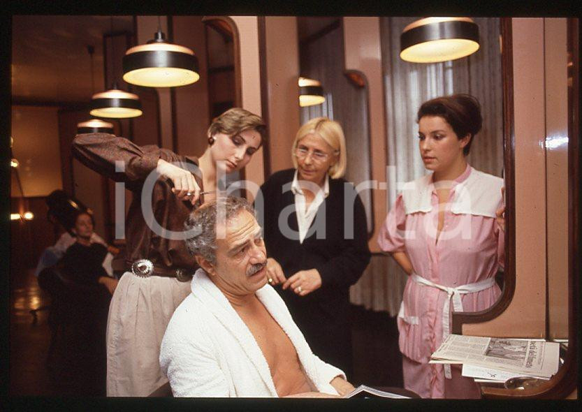 Fotografia d epoca originale 1995ca COSTUME Nino MANFREDI al trucco  35mm VINTAGE SLIDE 1