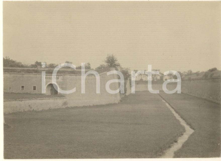 Fotografia d epoca originale 1920 ca JOSEFOV Fortress CZ  Veduta con laboratorio cesti HOLZ Foto 11x8 cm 1