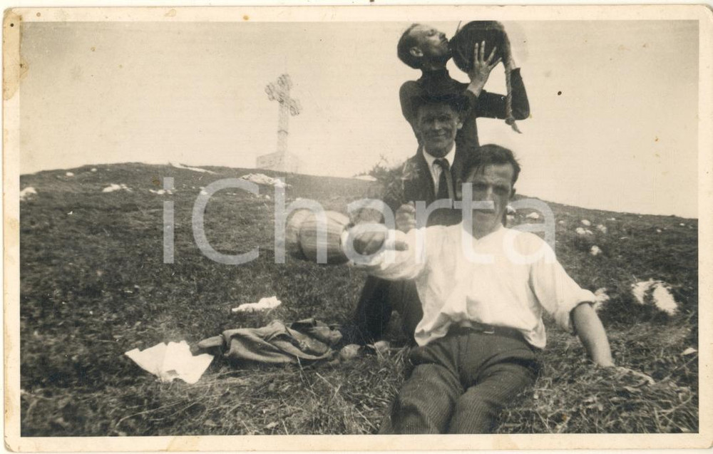 Fotografia d epoca originale 1940 ca LOMBARDIA / MONTE CORNIZZOLO Tre ubriachi in vetta Foto 14x9 1