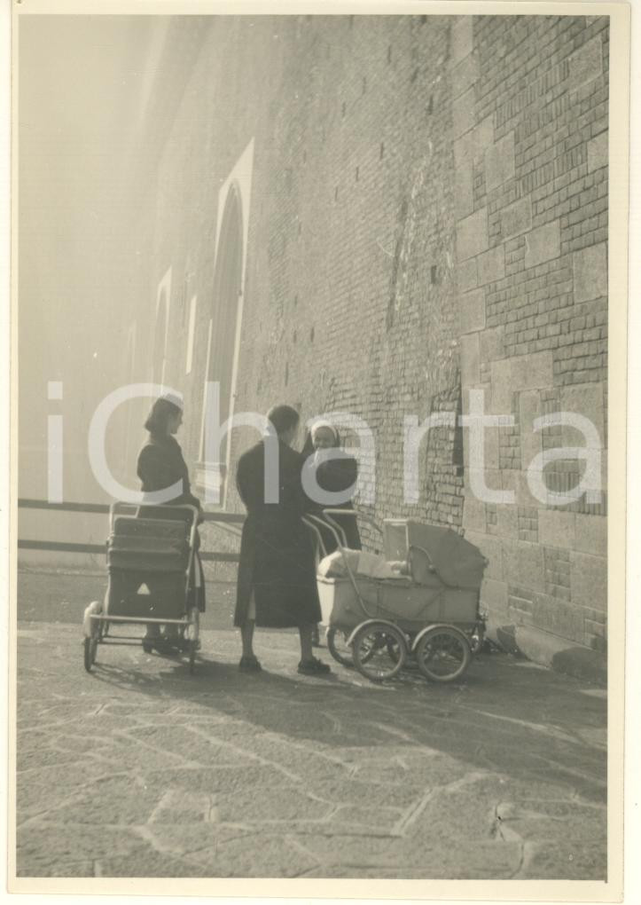 Fotografia d epoca originale 1930 ca MILANO Castello Sforzesco  Donne con passeggini  Foto COSTUME 8x11 cm 1