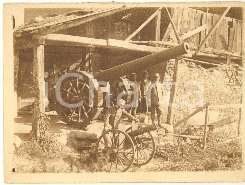 Fotografia d epoca originale 1915 ca WW1 ZONA DI GUERRA  Militari con cannoni in un casolare Foto 12x9 cm 1