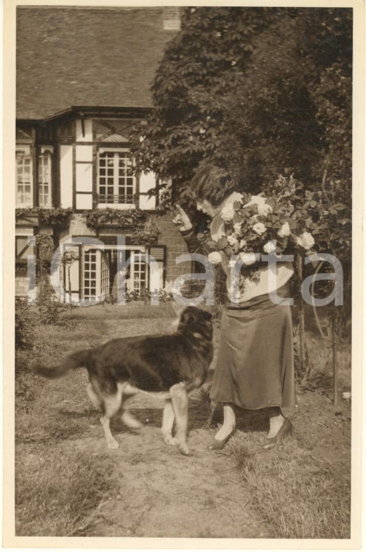 Fotografia d epoca originale 1930 ca L ISLEADAM FRANCE Donna con il cane nel giardino di una villa Foto 1
