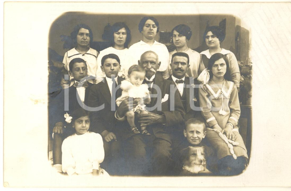 Fotografia d epoca originale 1920 ca COSTUME ITALIA Anziano capofamiglia tra figli e nipoti Foto cartolina 1