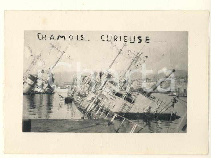 Fotografia d epoca originale 1942 WW2 TOULON Dragamine CHAMOIS e CURIEUSE autoaffondati Foto 9x6 cm 1