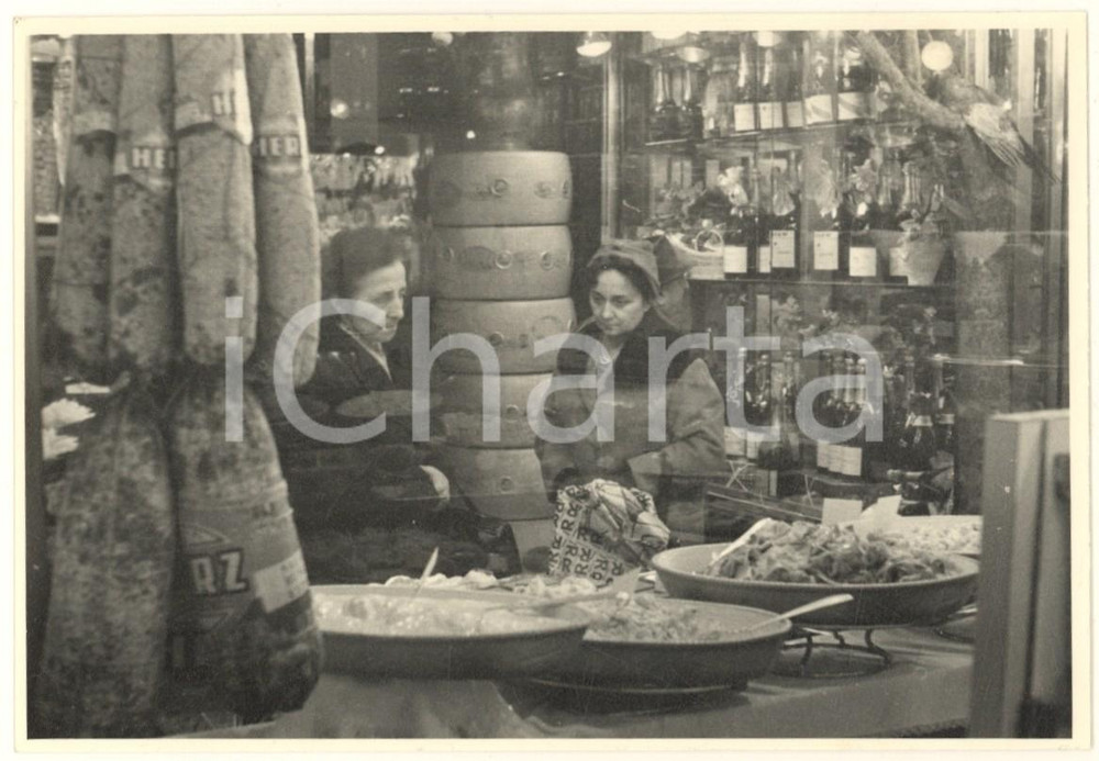 Fotografia d epoca originale 1960 MILANO Via Spadari  Gastronomia PECK  Clienti dietro la vetrina 6 Foto 1