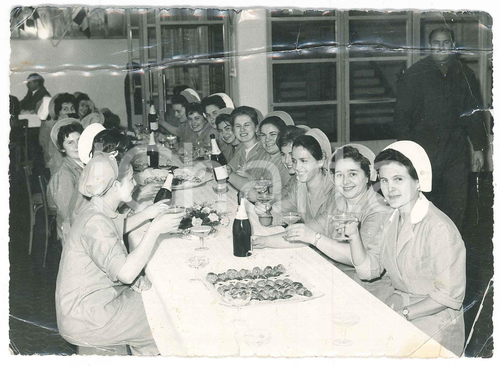 Fotografia d epoca originale 1960 NOVI LIGURE Operaie NOVI festeggiano medaglia d oro a Giacomo ROSSIGNOTTI 1