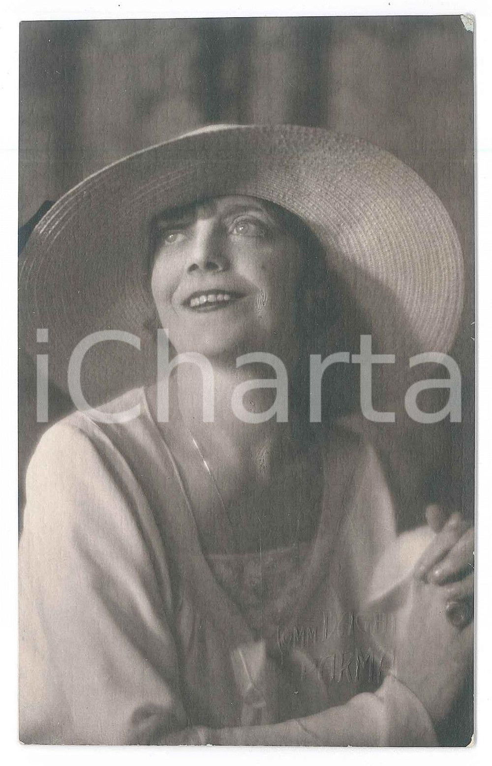 Cartolina originale da collezione 1930 ca PARMA Donna con cappello di paglia  Ritratto  Cartolina Comm. DAGHI 1