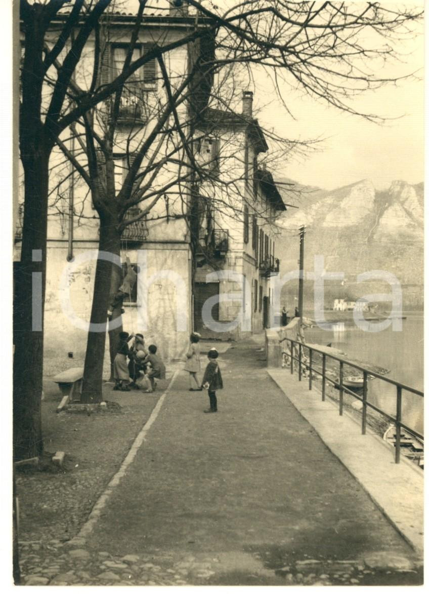 Fotografia d epoca originale 1950 ca BRIVIO LC Lungofiume  Giochi di bambini sugli alberi Foto 10x15 cm 1
