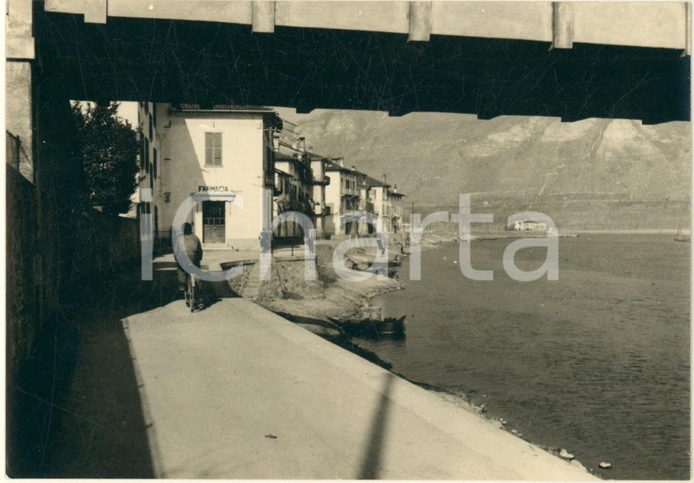 Fotografia d epoca originale 1950 ca BRIVIO / Località MOLINAZZO Lungofiume con farmacia Foto 15x10 cm 1