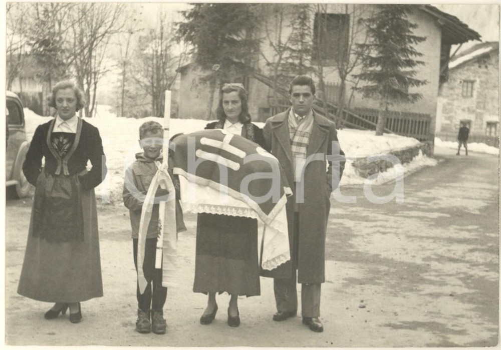 Fotografia d epoca originale 1950 ca VALLE D AOSTA Festa paesana  Costumi tradizionali Foto 15x10 cm 1