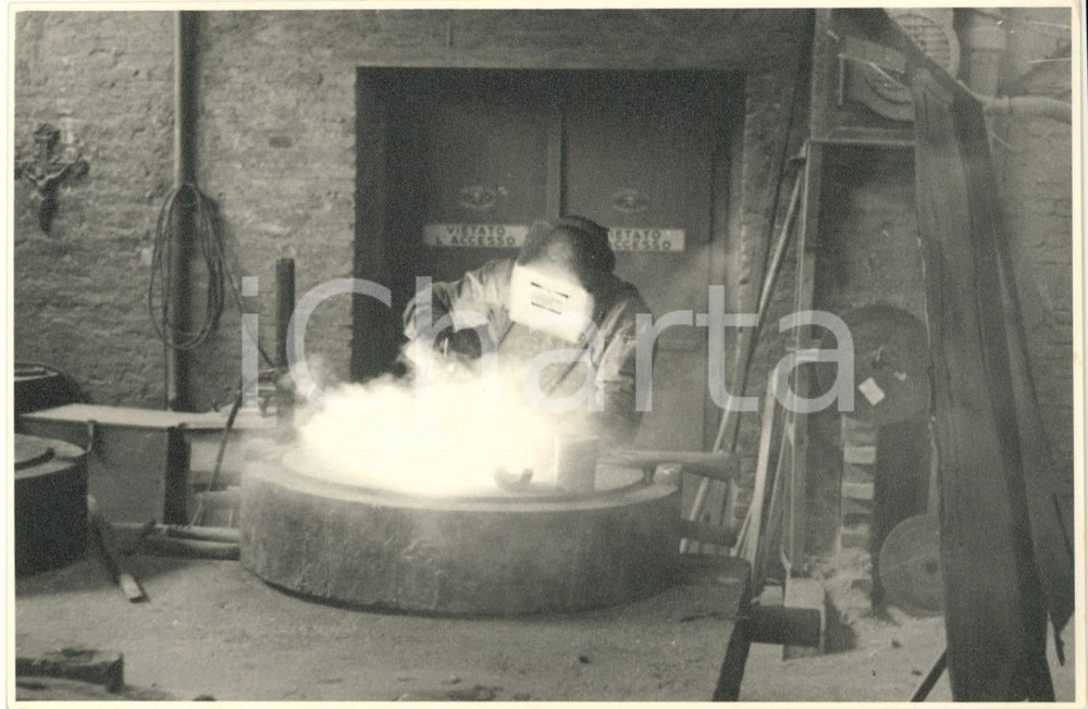 Fotografia d epoca originale 1950 ca LEGNANO Ditta Franco TOSI Meccanica  Operaio al lavoro Foto 17x11 1 1