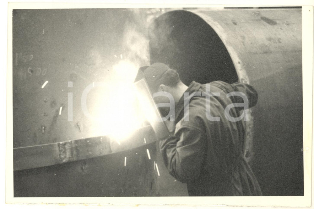 Fotografia d epoca originale 1950 ca LEGNANO Ditta Franco TOSI Meccanica  Operaio al lavoro Foto 17x11 3 1