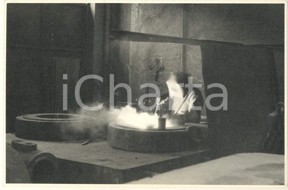 Fotografia d epoca originale 1950 ca LEGNANO Ditta Franco TOSI Meccanica  Operaio al lavoro Foto 17x11 2 1