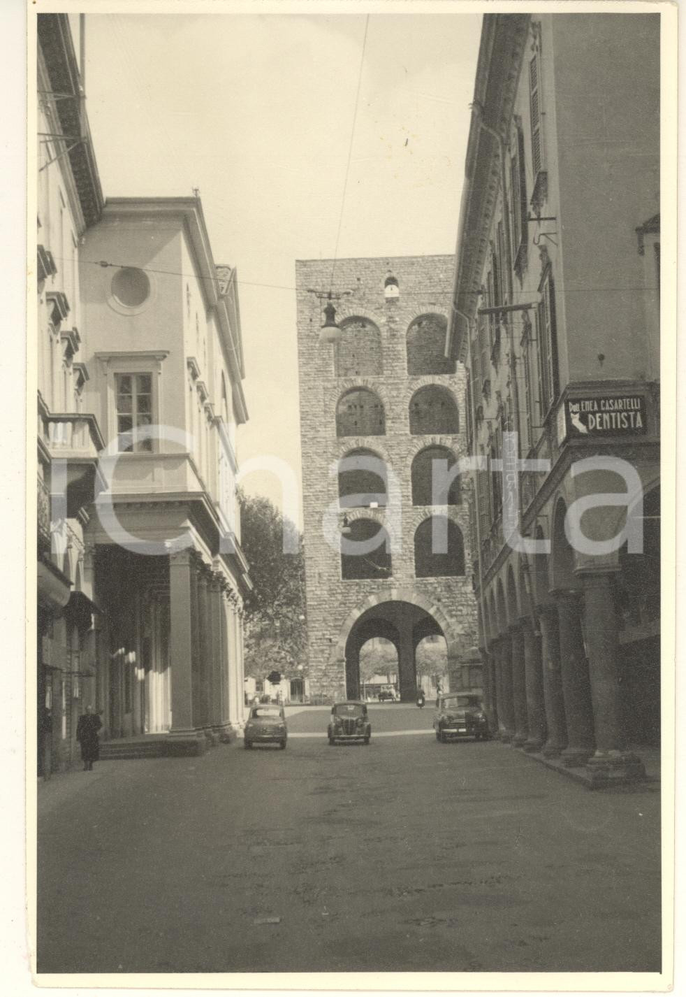 Fotografia d epoca originale 1950 ca COMO Porta Torre  Studio dentista Casartelli Foto ANIMATA auto 12x18 1