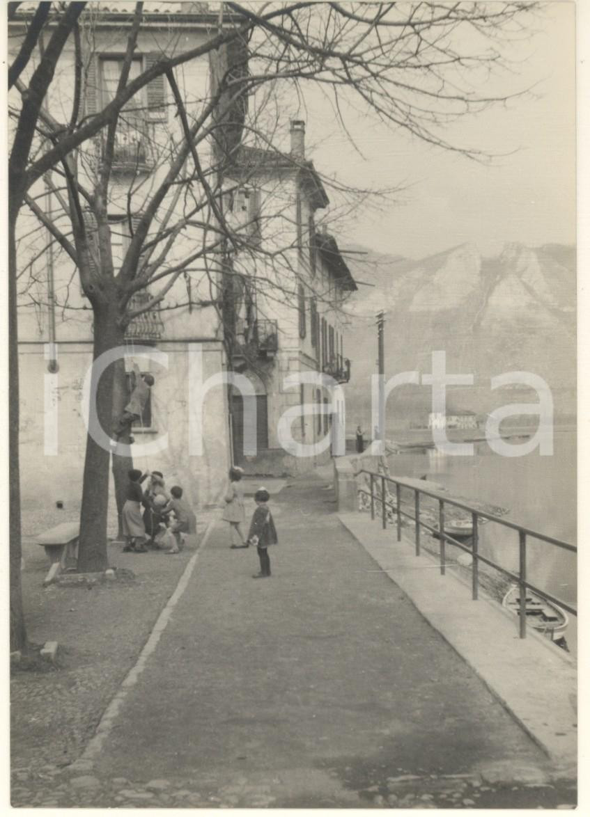 Fotografia d epoca originale 1950 ca BRIVIO LC Lungofiume  Giochi di bambini sugli alberi  Foto 10x15 cm 1