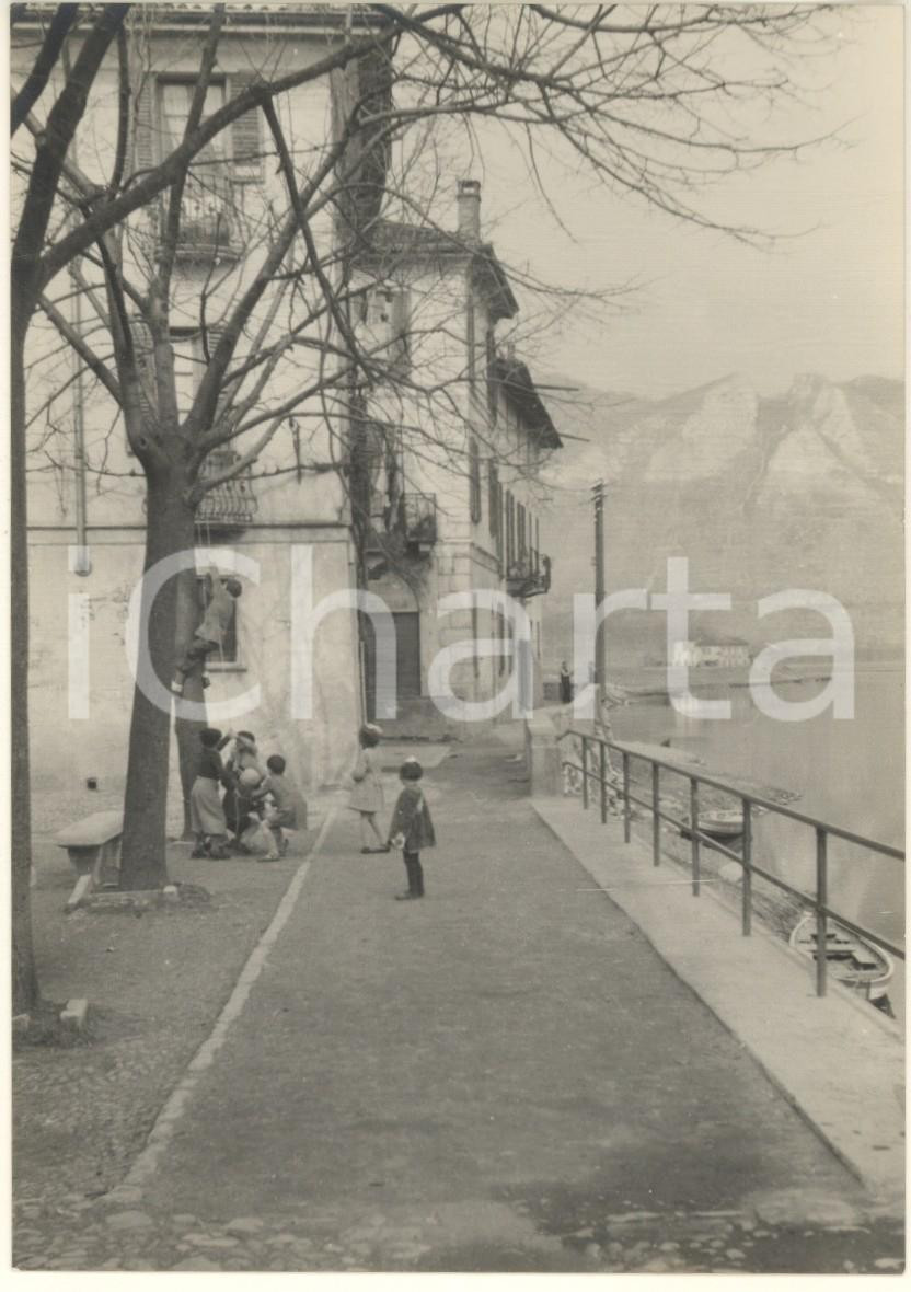 Fotografia d epoca originale 1950 ca BRIVIO LC Lungofiume  Giochi di bambini sugli alberi Foto 10x15 cm 1