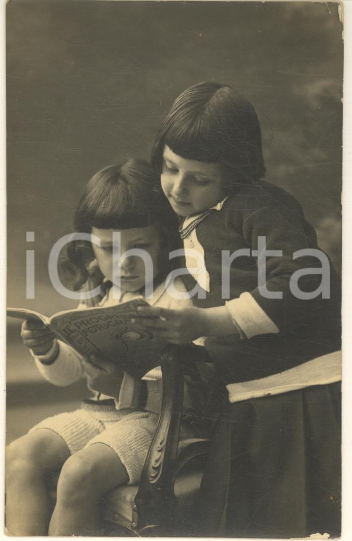 Fotografia d epoca originale 1915 ca COSTUME ITALIA Bambine leggono Il progresso fotografico Foto CURIOSA 1