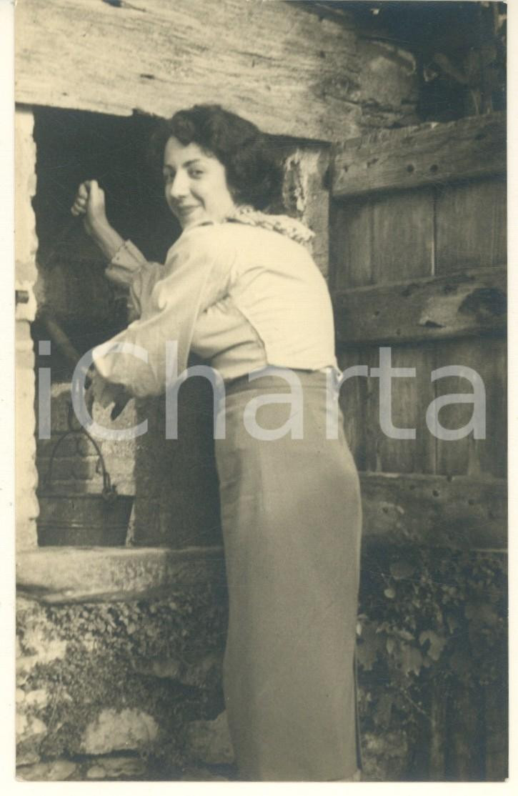 Fotografia d epoca originale 1950 ca COSTUME LOMBARDIA Donna al pozzo  Foto ANONIMA 9x14 cm 1