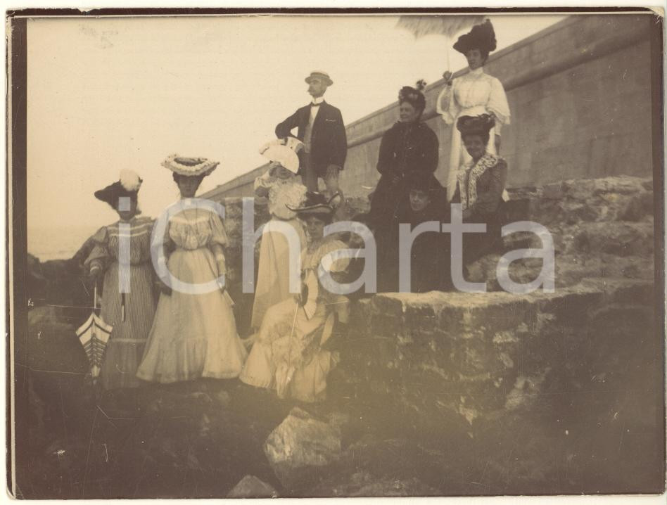 Fotografia d epoca originale 1910 ca BARI Gruppo di famiglia presso un muraglione Foto anonima 14x9 cm 1