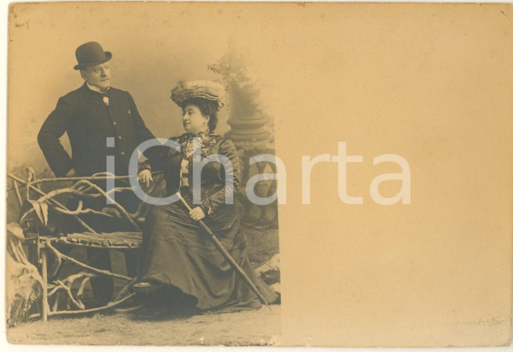 Fotografia d epoca originale 1910 ca ROMA Coppia di coniugi  Scena in studio Foto TONCKER 14x9 cm 1