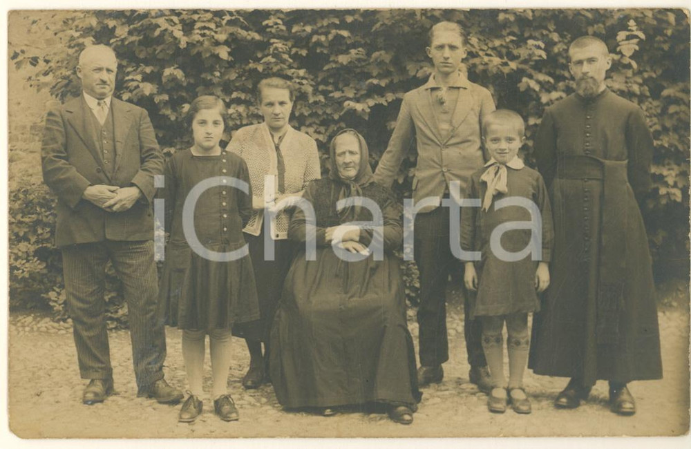 Fotografia d epoca originale 1930 ca LOMBARDIA Famiglia con anziana donna e sacerdote Foto anonima 14x9 1