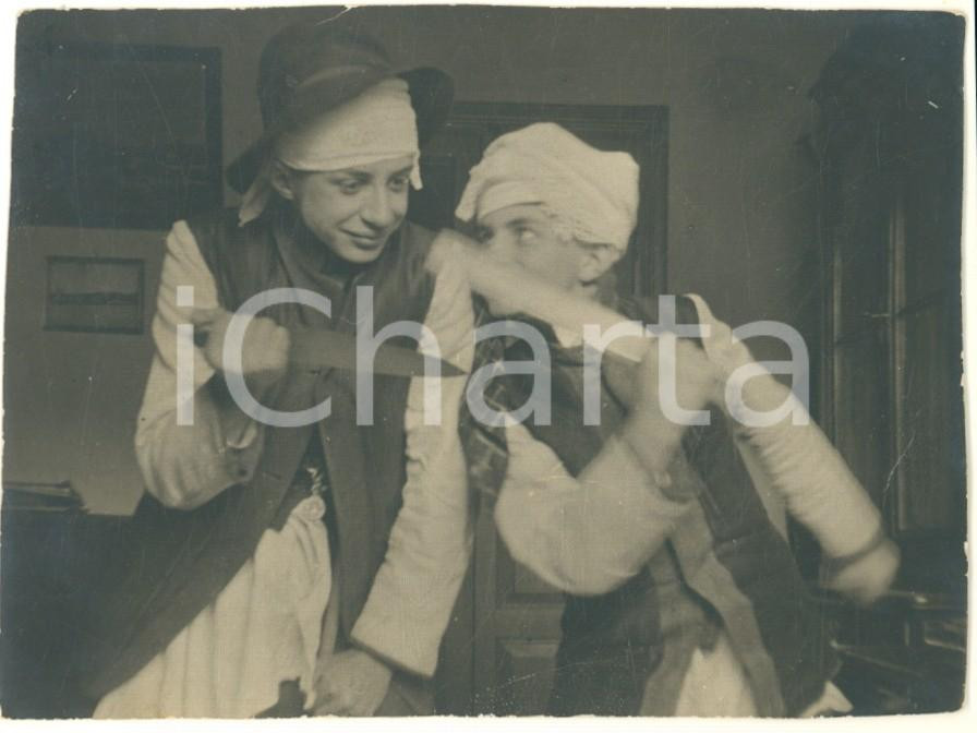 Fotografia d epoca originale 1920 ca LOMBARDIA Gioco di lotta con coltelli Foto COSTUME CURIOSA 11x8 cm 1