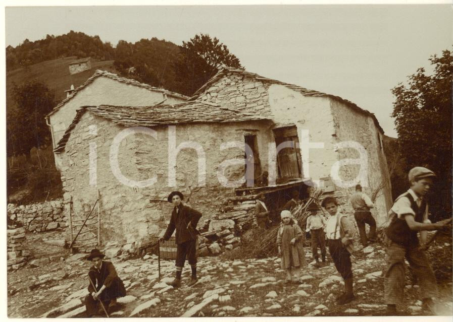 Fotografia d epoca originale 1910 ca COSTUMI ALPI PIEMONTE Famiglia al lavoro in un casolare Foto 11x8 cm 1