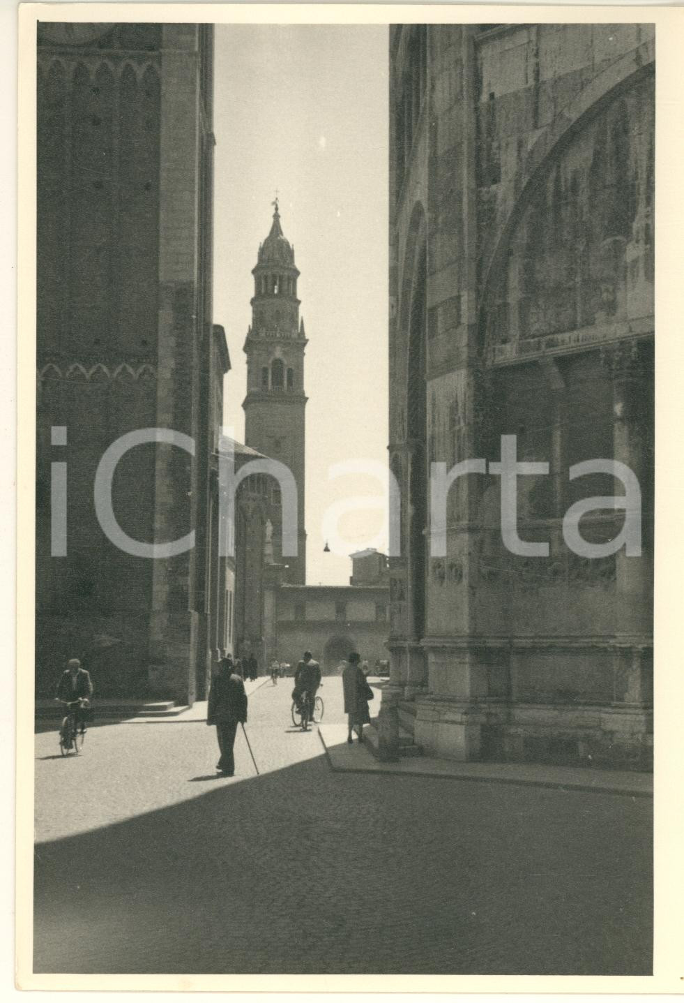 Fotografia d epoca originale 1950 ca CREMONA Centro storico  il Torrazzo  Foto ANIMATA VINTAGE 12x18 cm 1