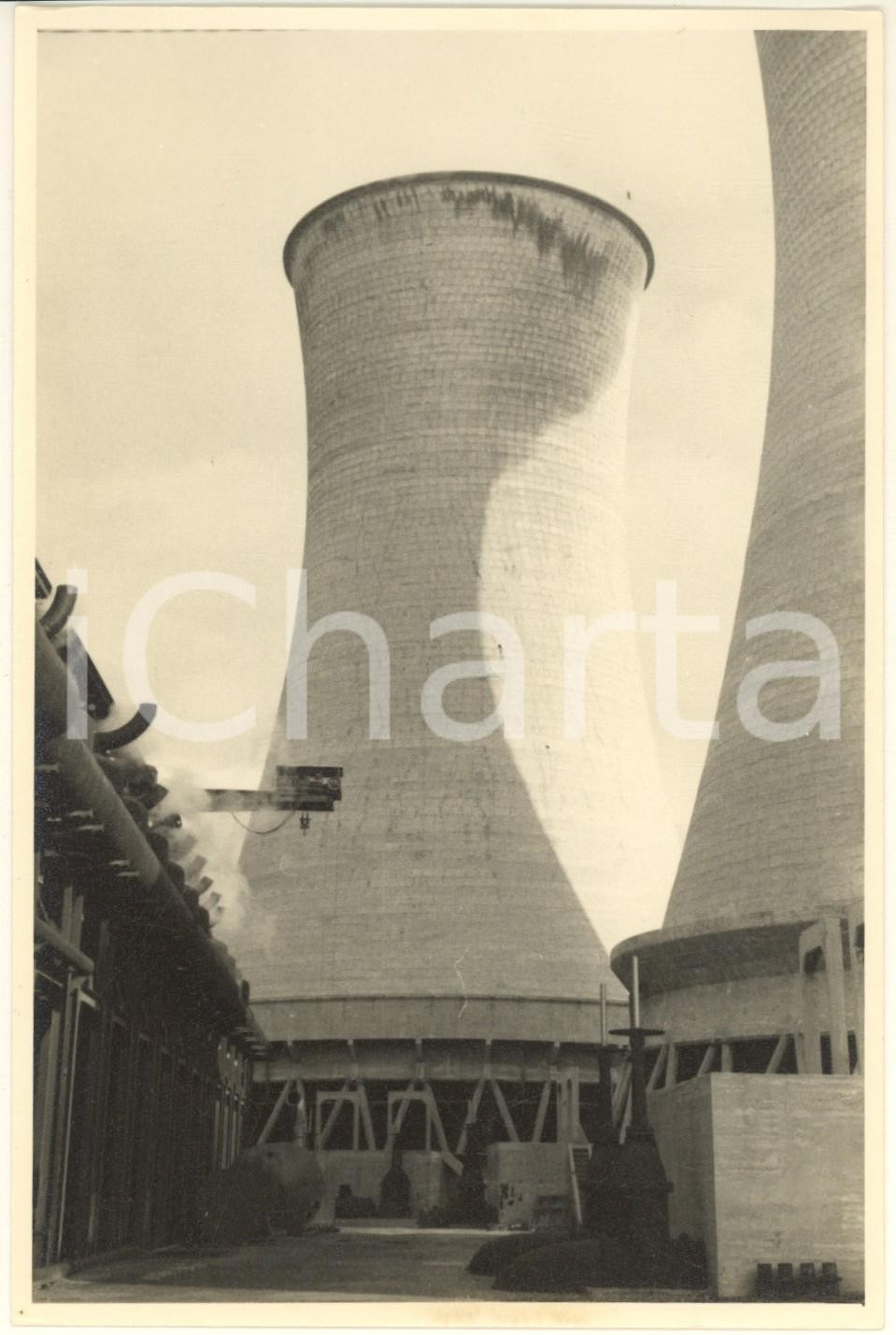 Fotografia d epoca originale 1950 ca LARDERELLO Centrale geotermica  Torri di raffreddamento  Foto 12x18 1