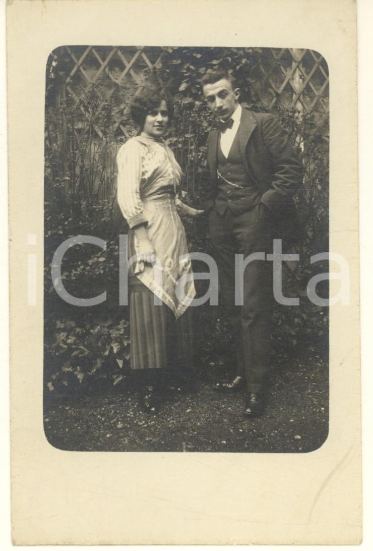 Fotografia d epoca originale 1915 ca COSTUME ITALIA Coppia in giardino Fotografia anonima 9x14 cm 1