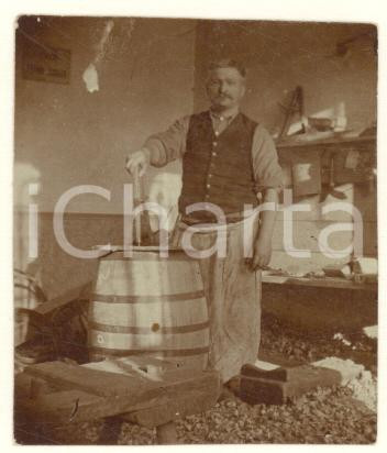 Fotografia d epoca originale 1915 ca MESTIERI ITALIA Pulitura di una botte Fotografia anonima 4x5 cm 1