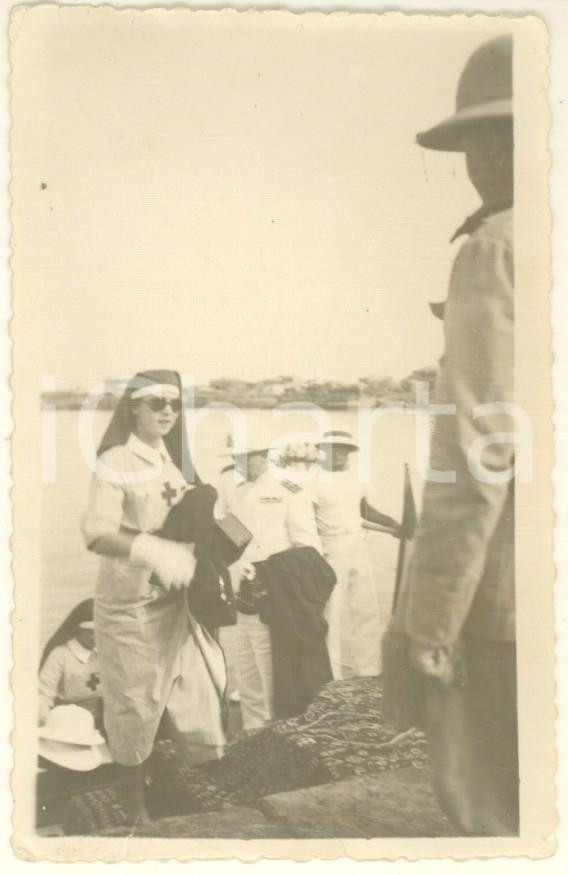 Fotografia d epoca originale 1935 ca AFRICA ORIENTALE ITALIANA Sbarco suore della CROCE ROSSA  Foto 7x10 cm 1
