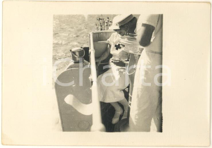 Fotografia d epoca originale 1935 ca Crocerossina CROCE ROSSA in viaggio verso l Africa Italiana  Foto 10x7 1