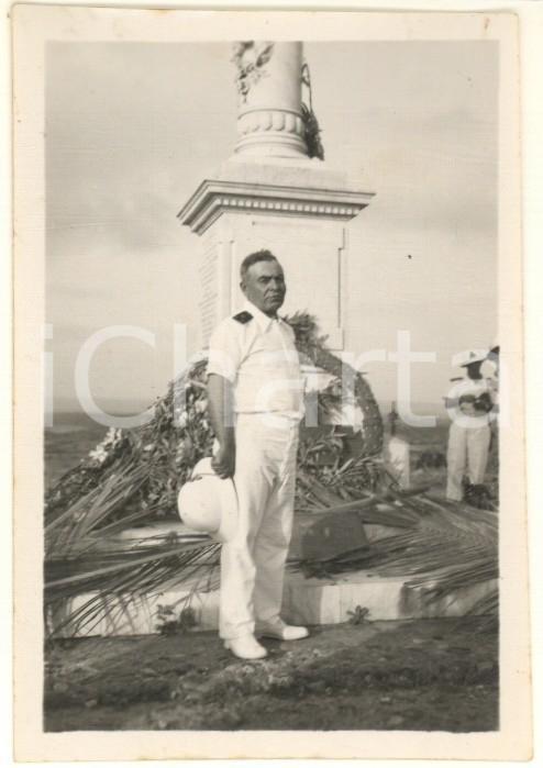 Fotografia d epoca originale 1935 ca AOI DOGALI ERITREA Monumento ai caduti  Ufficiale italiano Foto 7x9 1