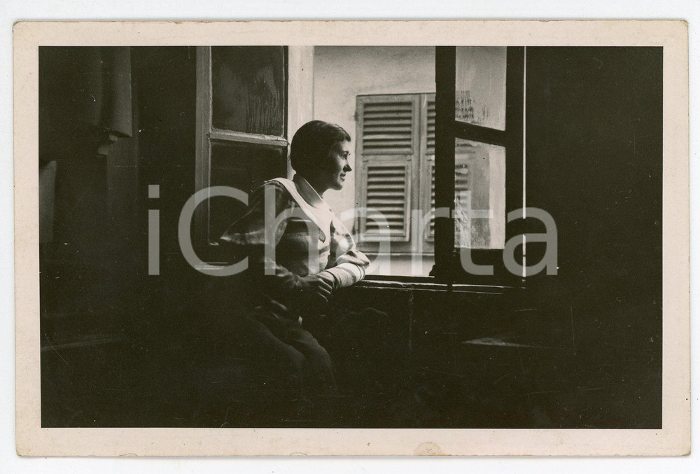 Fotografia d epoca originale 1930 ca RAI  TORINO Via dell Arsenale 21  Donna alla finestra  Foto 1