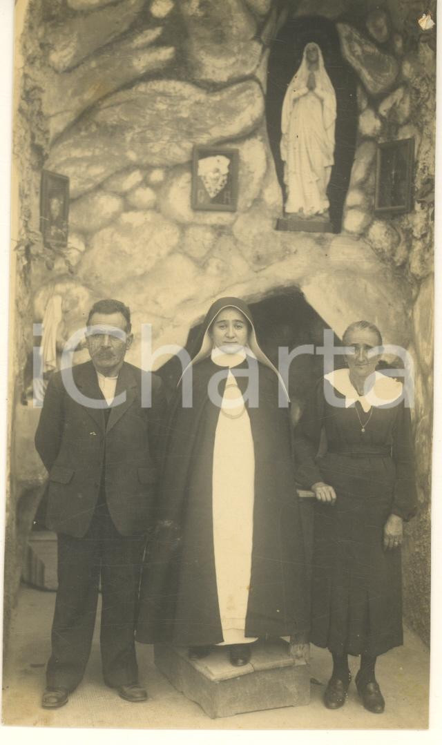 Fotografia d epoca originale 1910 ca COSTUME ITALIA Monaca carmelitana con i genitori  Grotta Lourdes Foto 1