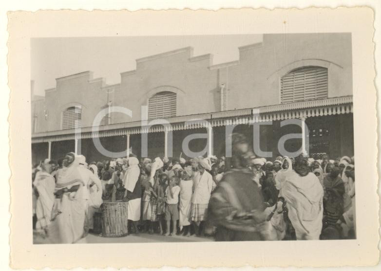 Fotografia d epoca originale 1935 ca AOI Porto di MASSAUA  Indigeni in attesa di un evento  Foto 10x7 2 1