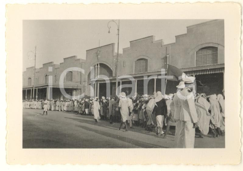 Fotografia d epoca originale 1935 ca AOI Porto di MASSAUA  Indigeni in attesa di un evento  Foto 10x7 cm 1